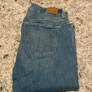 Dessa jeans är jätte fina lowwaist bootcut som är köpta för runt 500kr, det är väldigt stretchiga och skulle passa storlek S-M. 