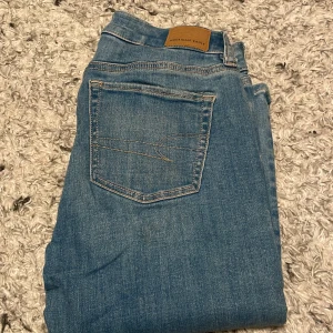 Lowwaist American Eagle jeans bootcut  - Dessa jeans är jätte fina lowwaist bootcut som är köpta för runt 500kr, det är väldigt stretchiga och skulle passa storlek S-M. 