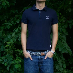 Marinblå Hampton Republic Pikétröja - Modellen är 180