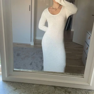 Stickad klänning - Säljer min superfina oanvända klänning från Nelly