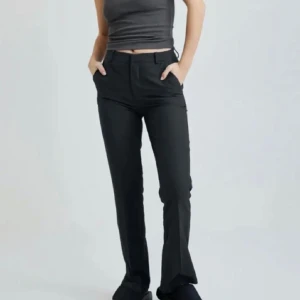 Kostymbyxor  - Säljer dessa midwaist kostymbyxor från bikbok utan slits❤️ säljer pga att dom är för stora❤️