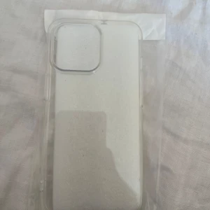 Genomskinligt mobilskal för iPhone 13 Pro - Ett nyköpt mobilskal för iPhone 13 Pro, jag beställde fel och därför säljer jag detta nu 😊