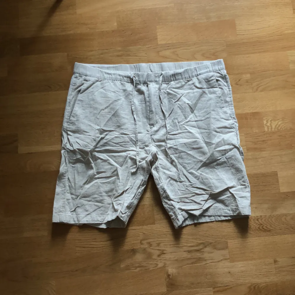 Beiga linneshorts köpta från HM och knappt använda. Köptes för nån hundralapp. Shorts.