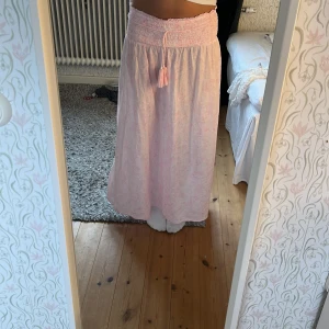 Rosa långkjol - Rosa långkjol från Gina Young i storlek 170 passar även folk som har storlek 164. Kjolen är använd en gång. Köptes för 300