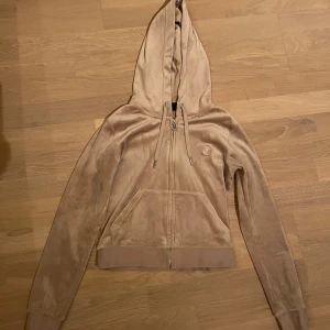 Juicy Couture kofta - Knapppt använd juicy couture kofta i färgen beige. Storlek S