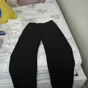 Kostymbyxor  - Super snygga kostymbyxor från madmady i st 34, passar en 36 också!! Passar perfekt i längden för mig som är 1.70!! Använda ett par gånger men som nya!!