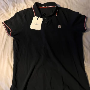 Moncler piké  - Säljes för den var för liten för mig. Skick 10/10 Storlek XL men den sitter som en L Äkta