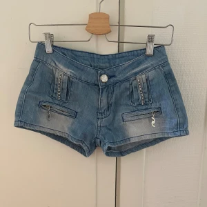 Lågmidjade jeansshorts  - Lågmidjade jeansshorts midjemått rakt över: 34cm längd: 24cm💓