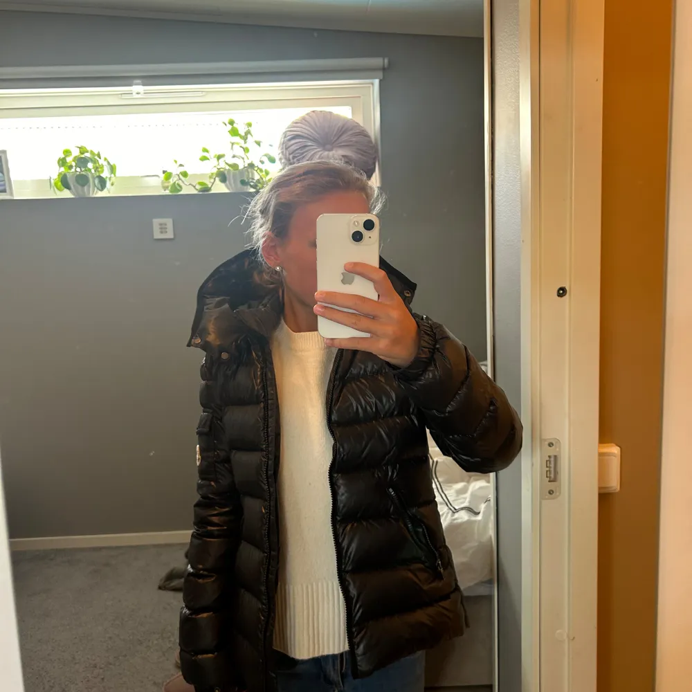 Hej, säljer denna jätte fina moncler jacka på grund av att den inte kommer till användning, den har inga skador/repor. Skriv om du vill ha fler bilder eller några frågor. Tryck inte på köp ej innan ni har skrivit❤️. Jackor.