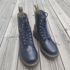 Dr Martens kängor - Säljer mina coola blå dr martens då jag tyvärr inte använder dom längre. Några små gångveck men inga skrapmärken eller så :)  Äkta läder  Kan alltid gå ned i pris vid snabb affär!