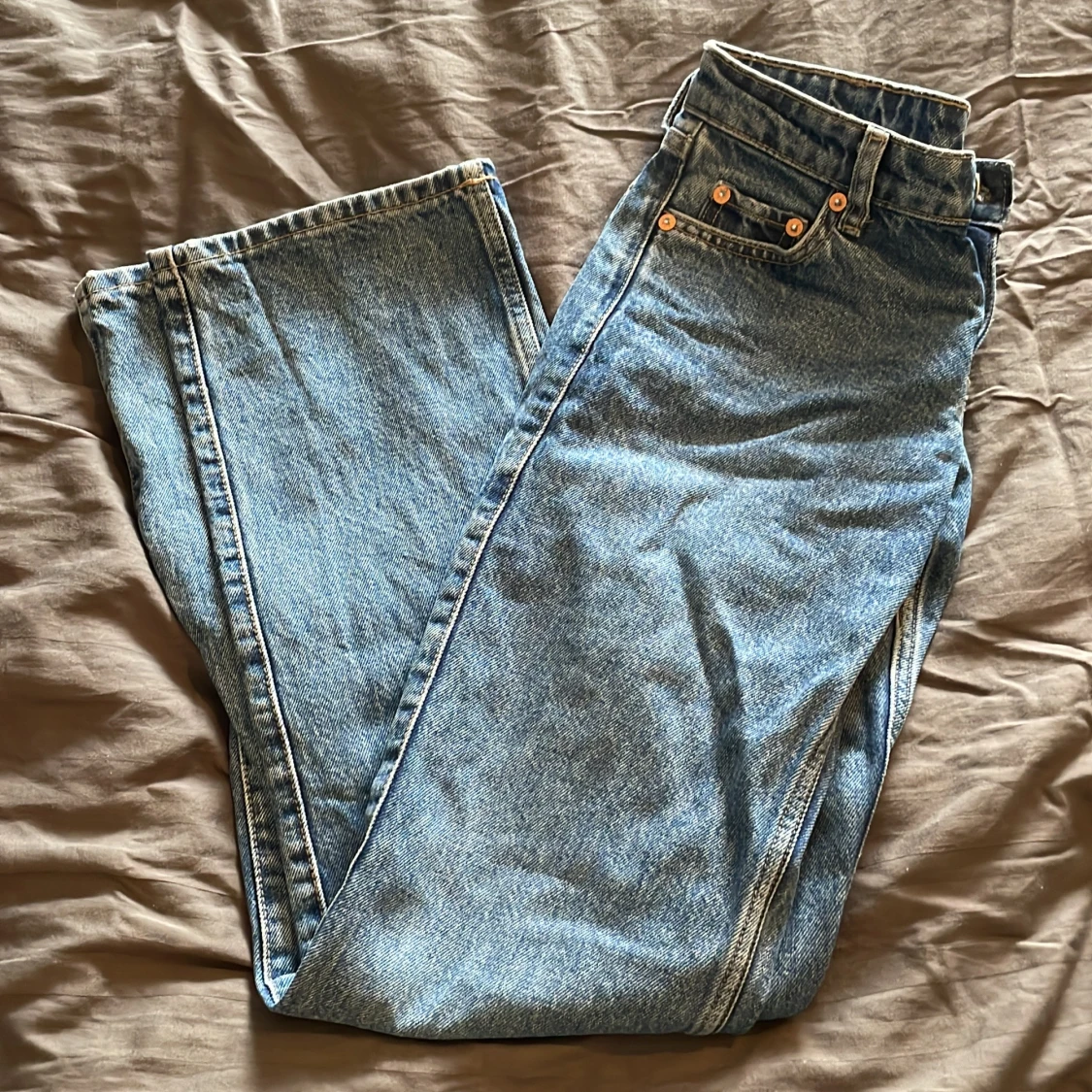 Lågmidjade jeans weekday low arrow