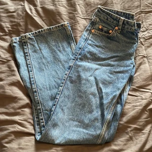 Lågmidjade jeans weekday low arrow - Lågmidjade blåa jeans från weekday i modellen low arrow. Är använda ett fåtal gånger och har inga defekter. 