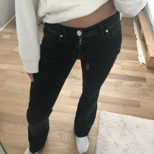 Lowwaist bootcut jeans - Jättesnygga jeans från Bik Bok i bra skick💗nypris 600!