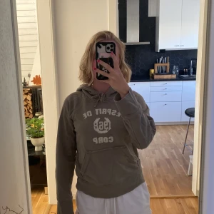 Hoodie - En brun/beige/grön hoodie som är väl använd men har ingen fläck eller reva