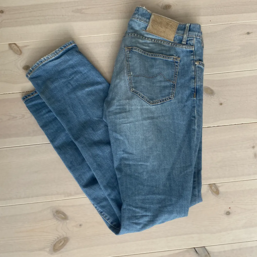 Ljudblåa jacob cohen jeans i storlek 34, modell 688. Lagade i grenen av skräddare, så syns inte alls och märks inte alls.. Jeans & Byxor.