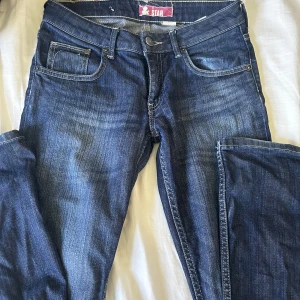 Lågmidjade jeans  - Dom har bra passform och har väldigt bra kvalitet. Bootcut 