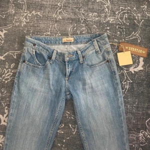 Low waist jeans - Super snygga jeans som tyvär inte kommit till användning. Jätte bra skick har använt ca två gånger!💕💕