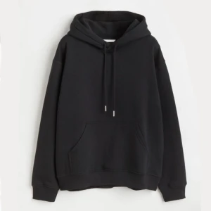 Svart hoodie  - Svart hoodie från h&m! Använd ett fåtal gånger