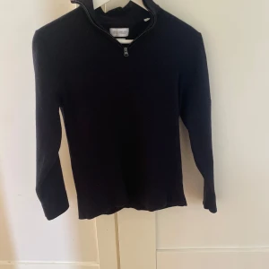 Svart långärmad tröja med dragkedja - en marin blå zip tröja som först var i stolik S men nu har blivit lite mindre så skulle säga runt xs. Har använt max 2 gånger 
