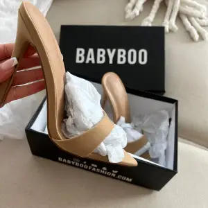 Säljer mina oanvända klackskor från Babyboo fashion i storlek aus 7 🤍 köpta för 750kr + tull