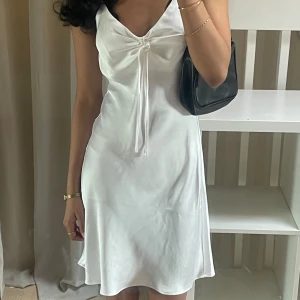 Fin vit klänning  - Super fin sommar klänning ca 85cm lång Köpt för något år sedan men aldrig andvänd, lappen sitter kvar Ny pris 399kr