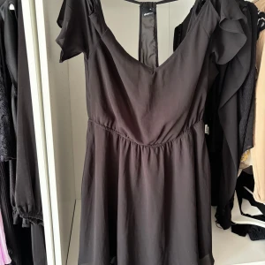 Svart klänning med öppen rygg - Svart klänning med öppen rygg 👗🔥 Garderobsrensning på gång! Jag säljer detta fantastiskt plagg från mitt djur- och rökfria hem. 🛍️💫