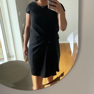 Perfekta klassiska svarta klänningen FWSS - 🩵Vad: Perfekta klassiska svarta klänningen från FWSS, Fall Winter Spring Summer 🩵Färg: Svart 🩵Storlek: S, något stor i storlek 🩵Skick: Använd fåtalet gånger. Som ny.  🩵Material: 82% Triacitate, 18% Polyester  🩵Ordpris: 1599kr, mitt pris 400kr