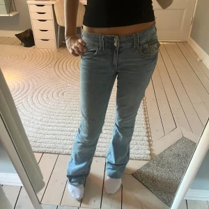 Jeans - Jätte snygga low waist jeans från gina young som ej kommer till andvänding, storlek 170 men passar mig som har 34 i jeans! Pytteliten concealar fläck på låret  menn syns knappt sen en liten upprivnad men som heller knappt syns