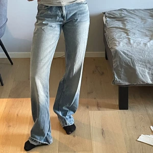 Blå raka jeans  - Blå raka jeans från Zara. Storlek 34 och aldrig använda. Medelhög midja med raka ben! 