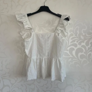 Topp från shein - Super söt vit topp från shein, använd en gång så ny skick, strl S💕
