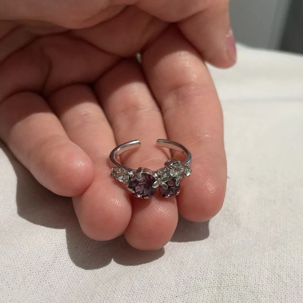 Säljer denna jätte fina ring från Carolina svidbom och den är helt nu aldrig använda 💕säljer för den är för stor . Asusteet.