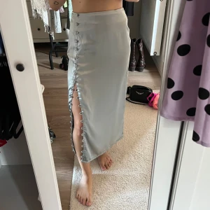 Kjol - Går att knäppa/knäppa upp knapparna hur man vill! Hör av dig för mer info!