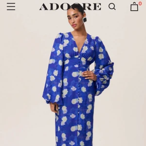 Adoore klänning  - Superfin adooreklänning i storlek 38 (S). Endast använd en gång, säljer då jag inte använder den. Skriv privat för fler bilder 😁😊