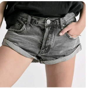 Jeans shorts  - Jeans shorts i nyskick från One Teaspoon, storlek 29.  Endast använd en gång. Nypris var cirka 1000,-