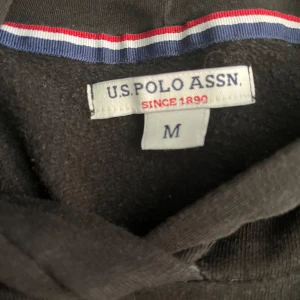 Svart hoddie - Svart hoddie har använts 1-2 gånger💗