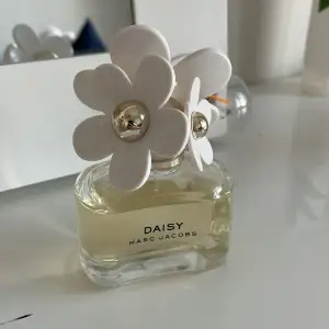 Marc Jacobs Daisy parfym i 50 ml🥰 finns mycket kvar