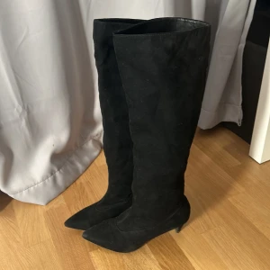 Höga boots med klack  - Supersnygga boots som tyvärr är för små för mig. Använda ett par gånger men fortfarande i fint skick. Man kan ha dem lite skrynkligt eller helt rakt beroende på vad man föredrar. Klacken är 7 cm.💗