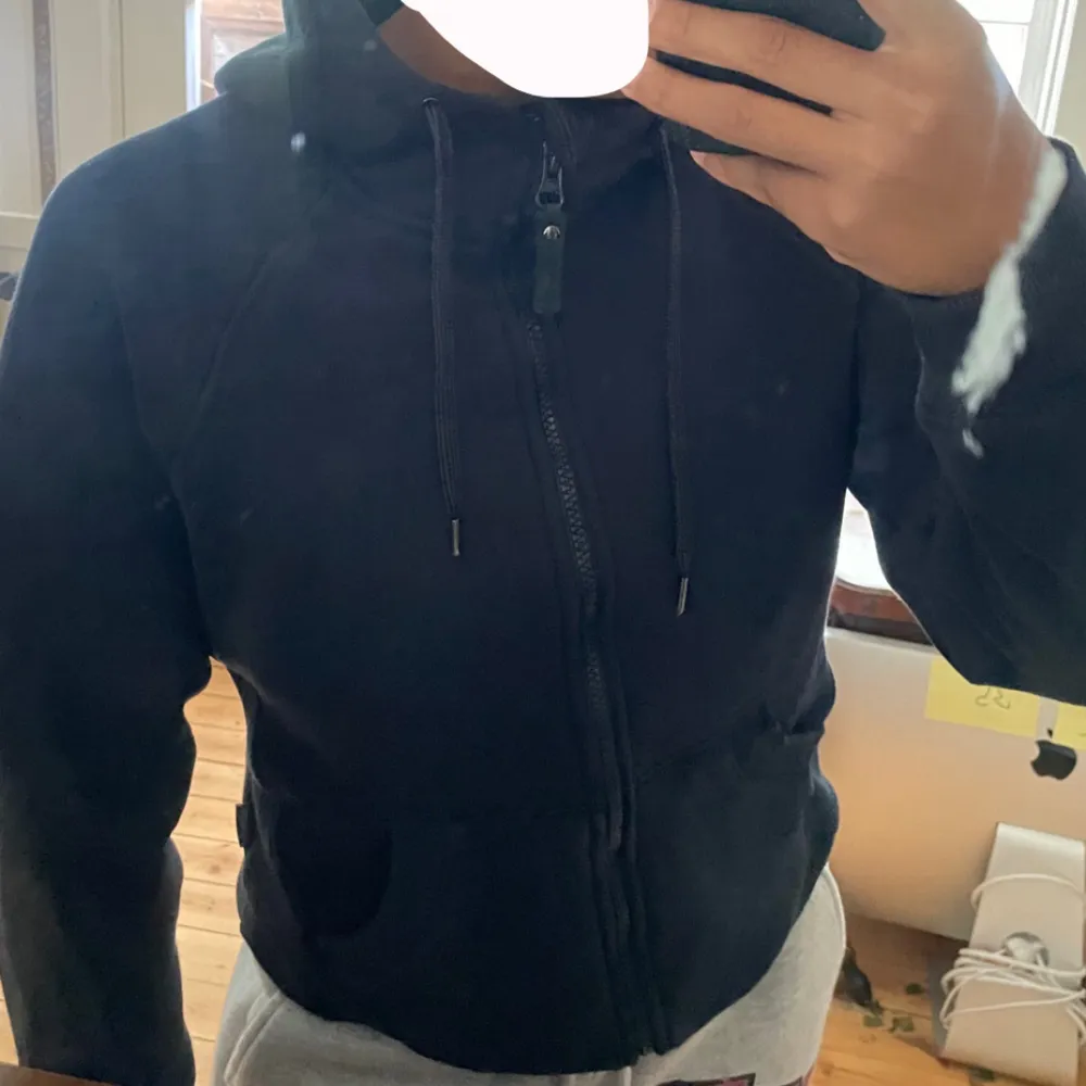 Väldigt fin ziphoodie som knappt är använd! Väldigt bra skick! Köparen står för frakten📦. Hoodies.