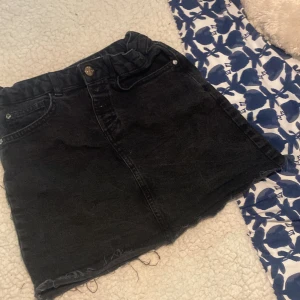 Jeans kjol - Den här är såååå fin❤️ men tror att den skulle passa på någon bättre än mig. Jag brukar ha den i en knapp men man kan ha den i så många man vill eller iaf upp till 4 ❤️☀️kram kram❤️