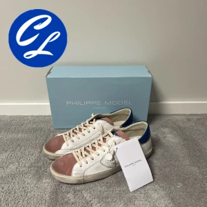 Philippe Model skor (HELT NYA) - Philippe Modell Skor  | Skick: 10/10 (HELT NYA) | Strl 44 | Pris - 2499 | Tags sitter kvar, box kommer med vid köp | Fraktar via Postnord eller Instabox på köparens bekostnad | Hör av dig vid minsta fråga eller fundering!