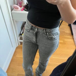 Grå jeansbyxor - Ett par grå jeansbyxor i storlek S. Säljer för att dom börjar bli försmå 