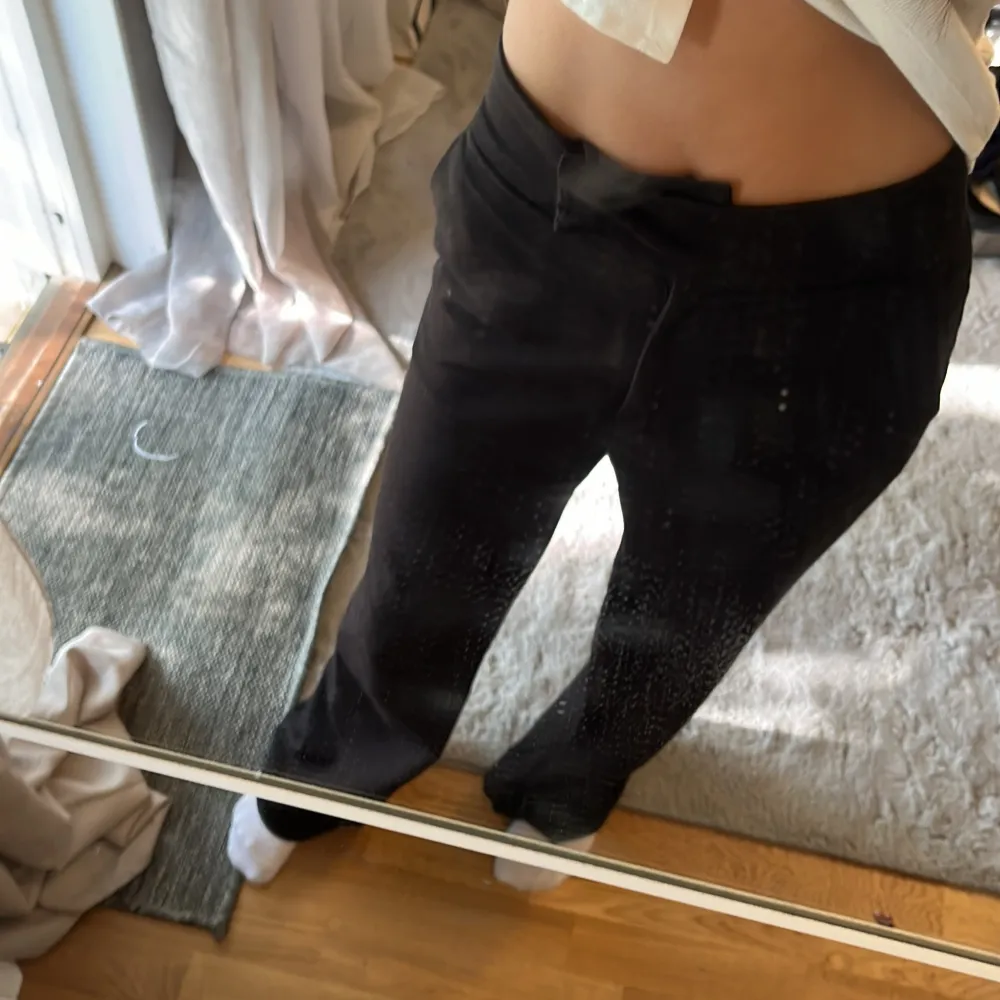 Säljer dessa vida kostymbyxor från hm då de är för stora för mig, bra skick och nästan aldrig använda, priset kan diskuteras🙌. Jeans & Byxor.