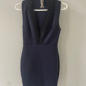Kort Marinblå fodralklänning  - Använd 1 gång, stl S