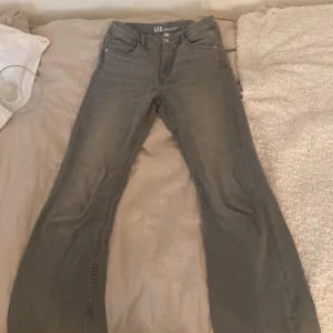 Bootcut jeans - Gråa bootcut jeans. Storlek 158. Väldigt bra skick bara använda några gånger. 