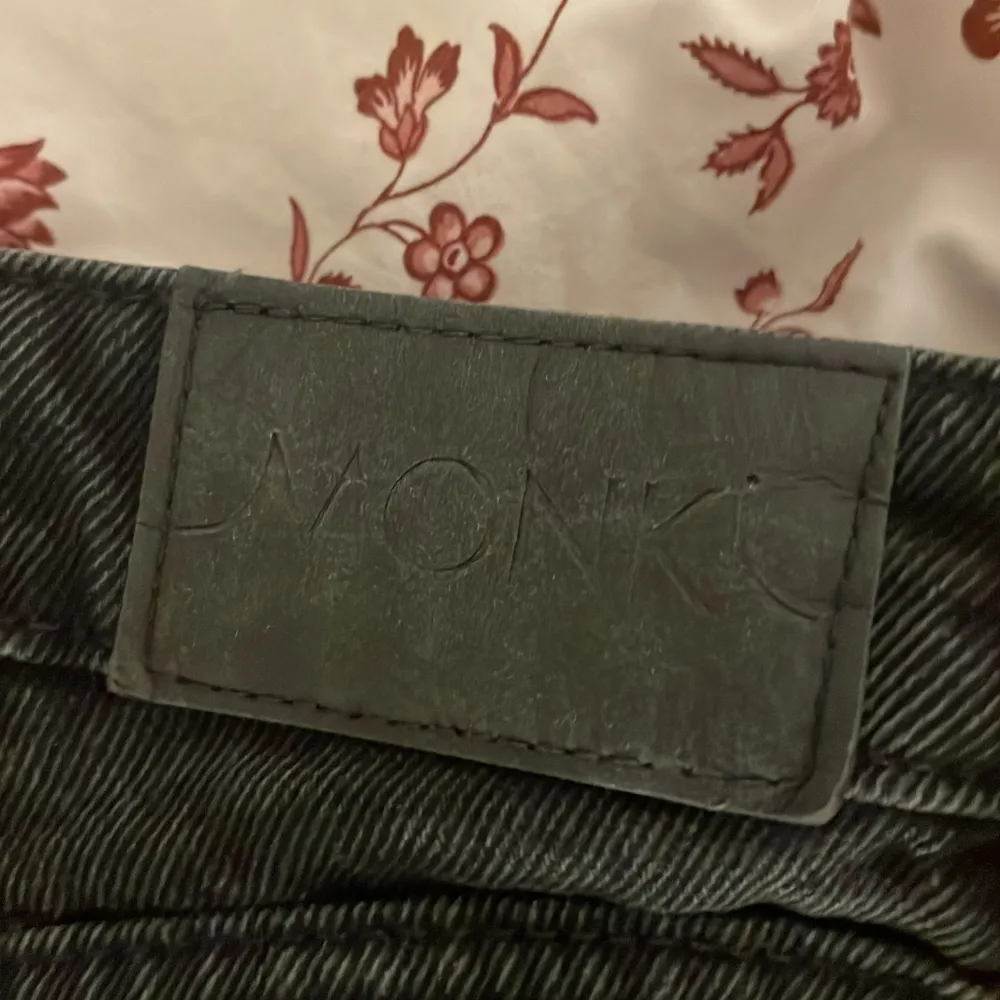 Jeans från monki, använt få tal gånger. Skicken på jeans är väldigt bra, så säljer då dom är för långa och kommer inte till användning!. Jeans & Byxor.