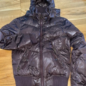 Brun jacka - Brun jacka i storlek M. Köpt flera år sedan men aldrig använd. Avtagbar och justerbar luva. Skriv om du undrar något💗