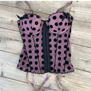 snygg korsett - En supersnygg korsettopp med inbyggd förstärkning och justerbara spännen i fram💕  Står ingen storlek men skulle gissa att den är typ M med C kupa