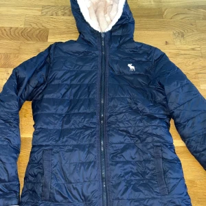 Abercrombie jacka - Dunjacka från Abercrombie. Går att ha ut och in. Väldigt mysig och skön. Inte använd på 6år. Skriv om du undrar något mer💕