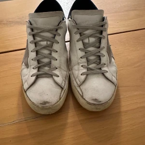 Golden goose skor - Säljer nu dessa golden goose skor i bra skick. Storlek 43. Inte fast pris!
