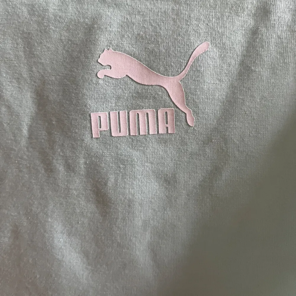 Croppad top från Puma i turkosfärg med mörka band runt midjan i storlek M. Nästan oanvänt och i gott skick! Plagget är liten i storlek så skulle säga att det är närmare en S/XS. Sportswear.